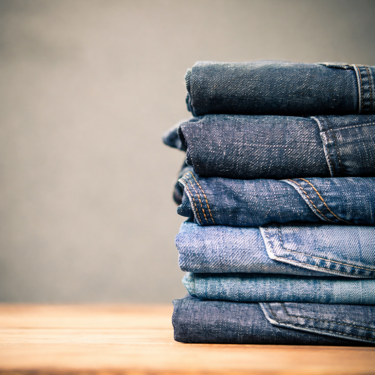 Come rimuovere le macchie dai jeans: guida pratica per erba, cioccolato, pomodoro e vino.